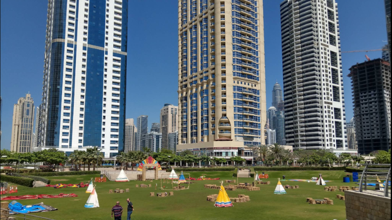 Jumeirah Lakes Towers Park full veiw with building
